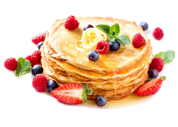 Pfannkuchen mit Beeren. Pfannkuchen stapeln sich über Weiß — Stockfoto