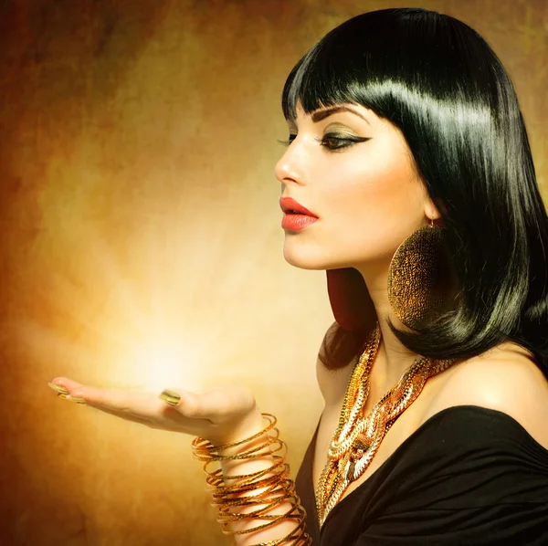 Frau im ägyptischen Stil mit magischem Licht in der Hand — Stockfoto