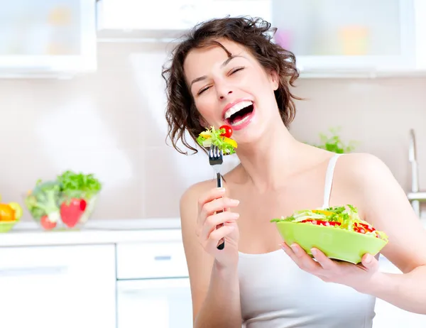 Dieta. Mulher bonita comendo salada de legumes — Fotografia de Stock