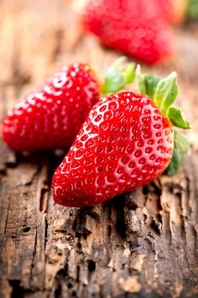 Erdbeere auf hölzernem Hintergrund. Erdbeeren aus nächster Nähe — Stockfoto
