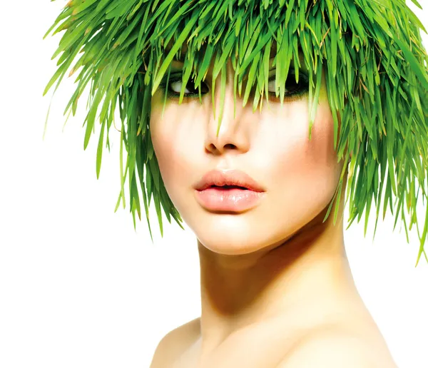 新鮮な緑の芝生の髪の美春女性。夏の自然 — ストック写真