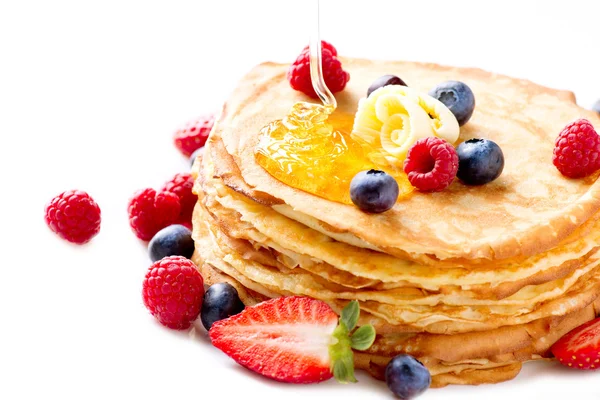 Pancake con bacche. Pancakes Stack su bianco — Foto Stock