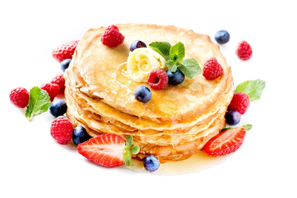 Pfannkuchen. Crêpes mit Beeren. Pfannkuchen stapeln sich isoliert auf weiß — Stockfoto