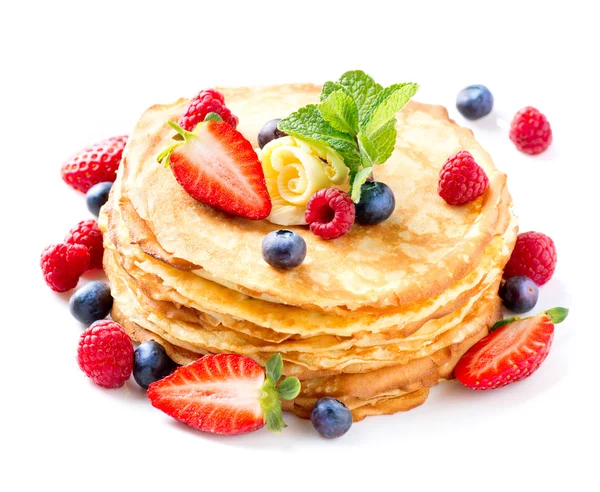 Pancake con bacche. Pancakes Stack su bianco — Foto Stock