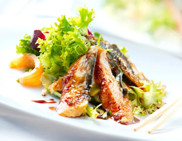 Salada com enguia defumada com molho Unagi. Comida japonesa — Fotografia de Stock