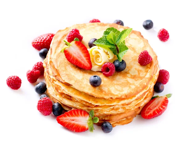 Pfannkuchen mit Beeren. Pfannkuchen stapeln sich über Weiß — Stockfoto