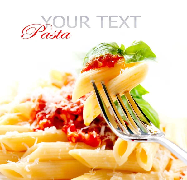 Pasta penne met bolognese saus, basilicum en Parmezaanse kaas — Stockfoto