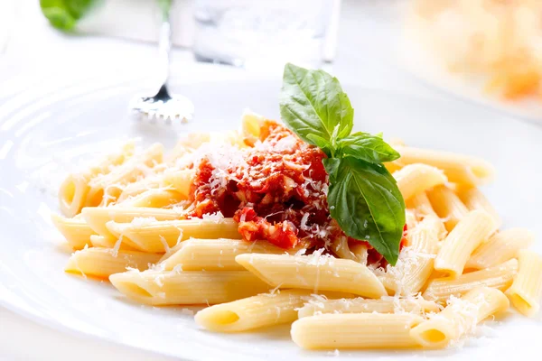 Pasta penne med köttfärssås, basilika och parmesan — Stockfoto