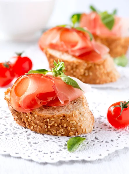 Jamón. sneetjes brood met Spaanse Serranoham. prosciutto — Stockfoto