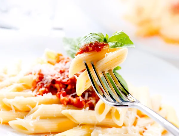 Pasta penne met bolognese saus, basilicum en Parmezaanse kaas — Stockfoto