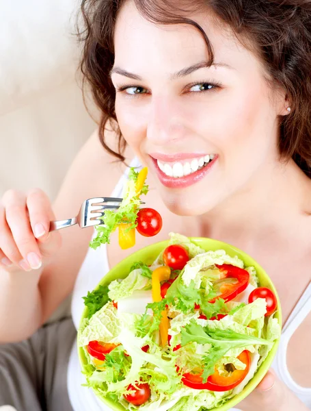 Dieet. mooie jonge vrouw eten plantaardige salade Stockfoto