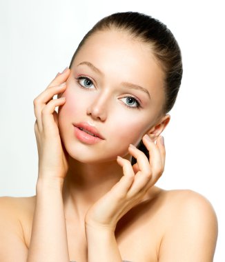 Taze ve temiz ciltli güzel bir kadının portresi.