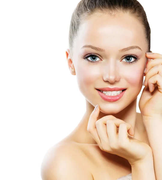Mooie jonge vrouw met frisse schone huid aan te raken haar gezicht — Stockfoto