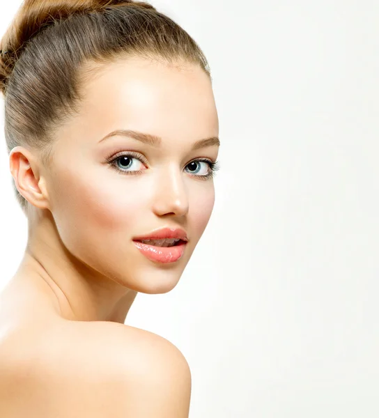 Retrato de una hermosa mujer joven con piel limpia y fresca — Foto de Stock