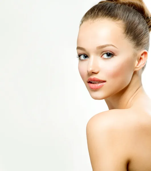 Портрет красивой молодой женщины со свежей чистой кожей Стоковое Изображение