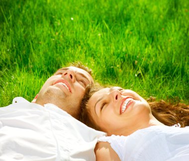 mutlu gülümseyen iki yeşil çimenlerin üzerinde rahatlatıcı. Park