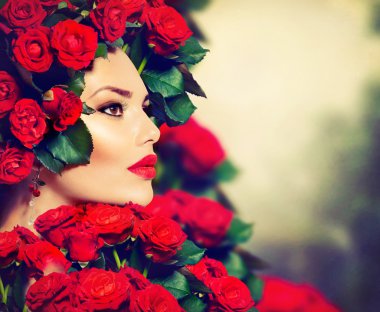 Kırmızı Güller Saçlı Güzel Moda Kız Portresi