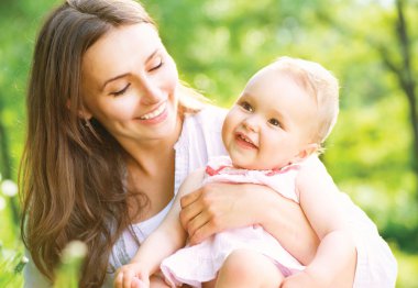 güzel anne ve bebek açık havada. Doğa