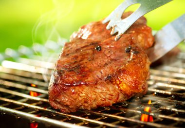 Barbekü bir biftek ızgara alevler. dana biftek Barbekü Izgara