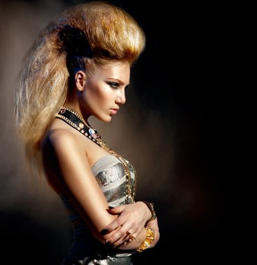 moda rocker stili modeli kız portre. saç modeli