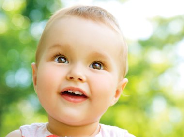 küçük bebek kız portre açık. Çocuk doğa arka plan üzerinde