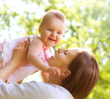 güzel anne ve bebek açık havada. Doğa