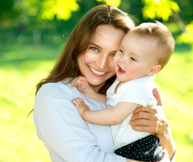 Anne ve bebek açık havada. mutlu bir aile