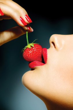 çilek yeme seksi bir kadın. şehvetli kırmızı dudaklar