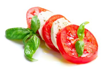 Caprese Salatası. Domates ve Mozzarella fesleğen yapraklı dilimler.