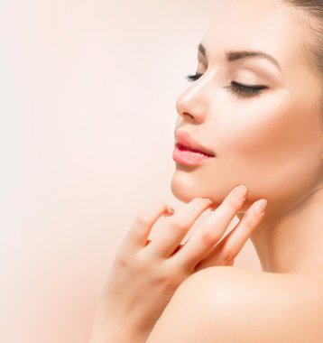 Spa kız. güzel bir genç kadın yüzüne dokunmak