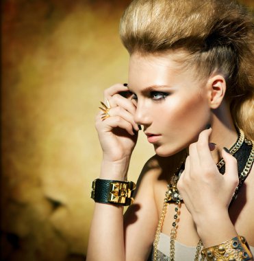 moda rocker stili modeli kız portre. sepya tonlu