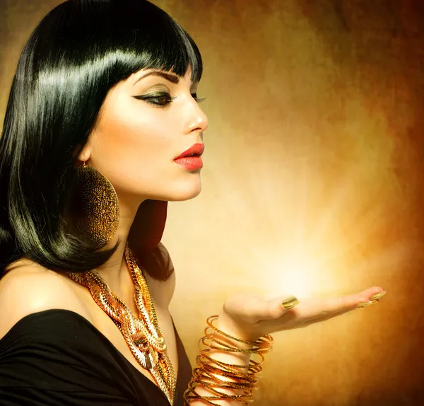 Egyptian Style Woman with Magic Light in Her Hand — Stock Photo, Image