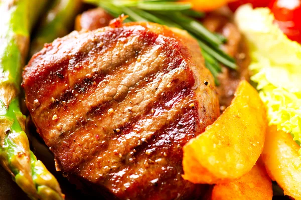 Stek z grilla wołowiny z smażonych ziemniaków, szparagi, pomidory — Zdjęcie stockowe