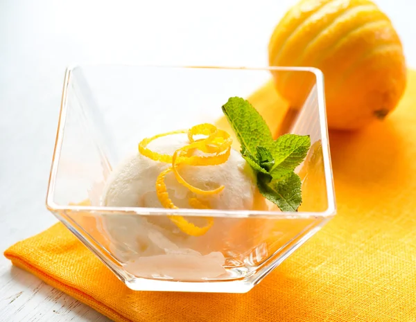 Dondurma. ev yapımı limonlu dondurma tatlı — Stok fotoğraf
