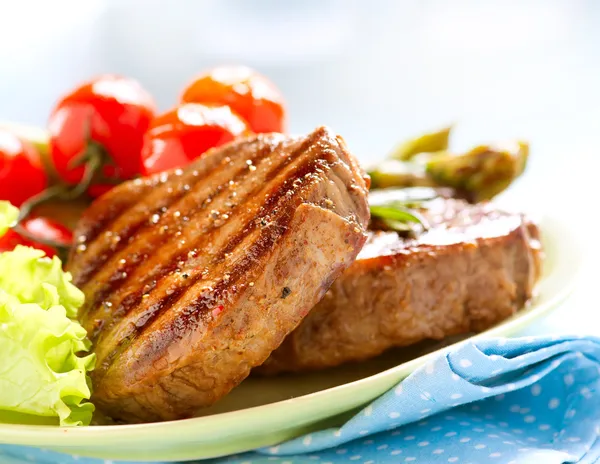 Viande de bœuf grillée sur blanc — Photo