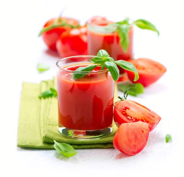 Tomatensaft und frische Tomaten isoliert auf weißem Hintergrund — Stockfoto