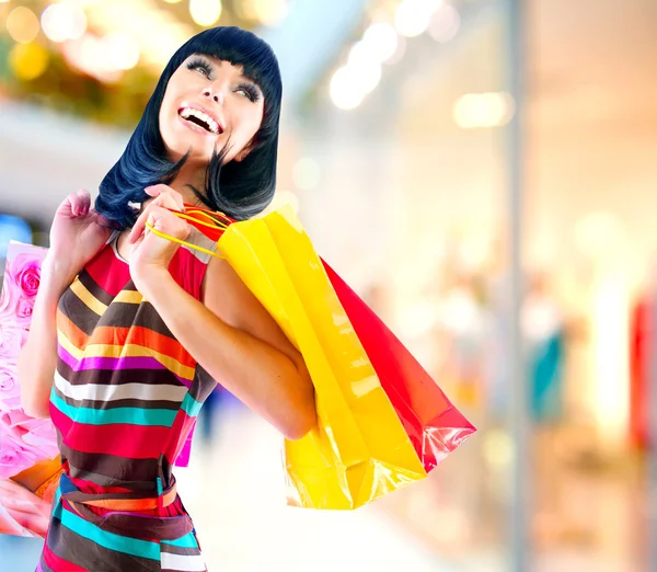 Femme de beauté avec sacs à provisions dans le centre commercial — Photo