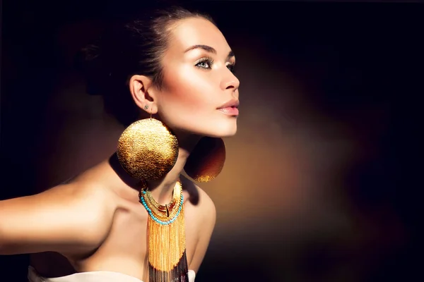 Fashion Woman Portrait. Golden Jewels. Trendy Makeup — Stock Photo, Image