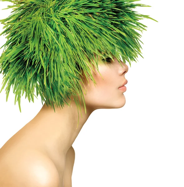 Mulher Primavera beleza com fresco verde cabelo grama — Fotografia de Stock