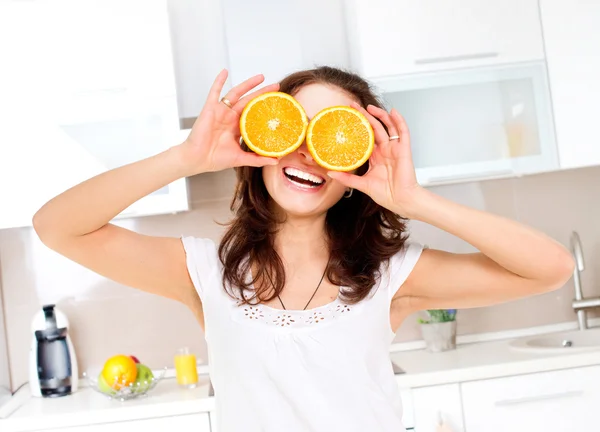 Portrait de jeune femme drôle et en bonne santé avec orange sur les yeux — Photo
