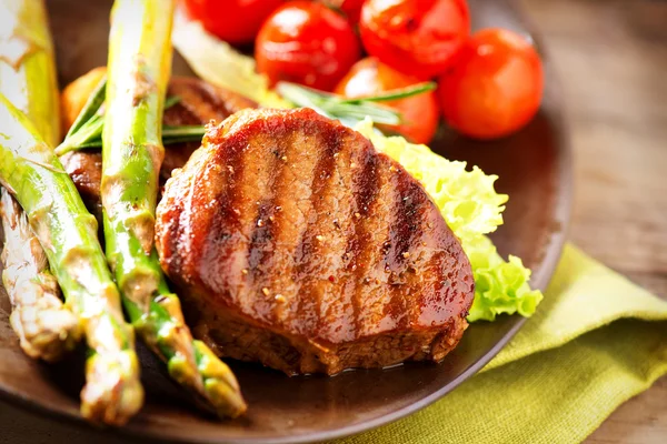 Carne de bife grelhada com legumes — Fotografia de Stock