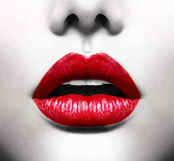 Labios sexys. Imagen conceptual con la boca abierta roja vívida — Foto de Stock