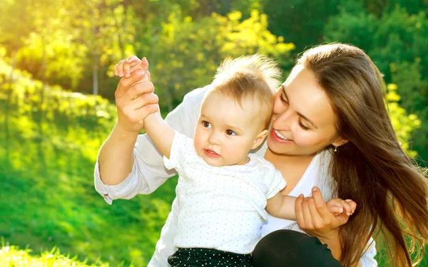 Mãe bonita e bebê ao ar livre. Natureza — Fotografia de Stock