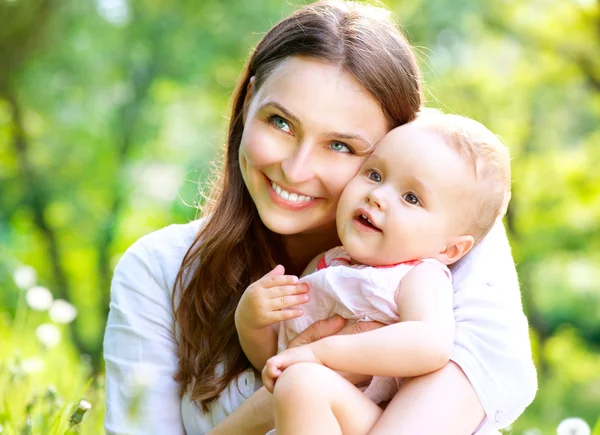 Güzel anne ve bebek açık havada. Doğa — Stok fotoğraf