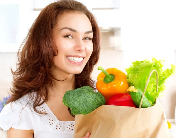 Mujer joven feliz con verduras en bolsa de compras —  Fotos de Stock