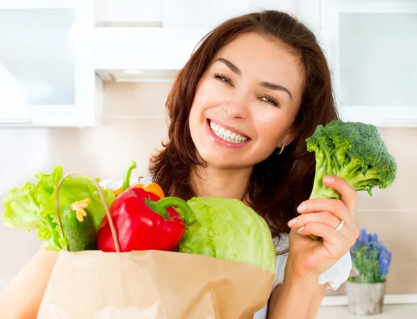 Mujer joven feliz con verduras en bolsa de compras. Concepto de dieta — Foto de Stock