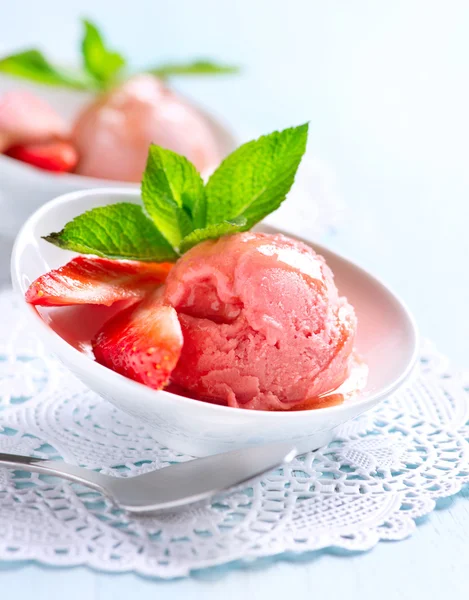Crème glacée. Scoop de glace maison aux fraises — Photo