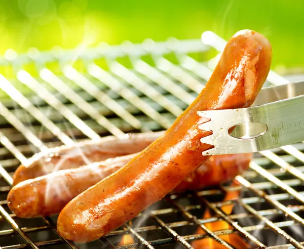 Gegrilde worst op de vlammende grill. BBQ. bearbeque buiten — Stockfoto