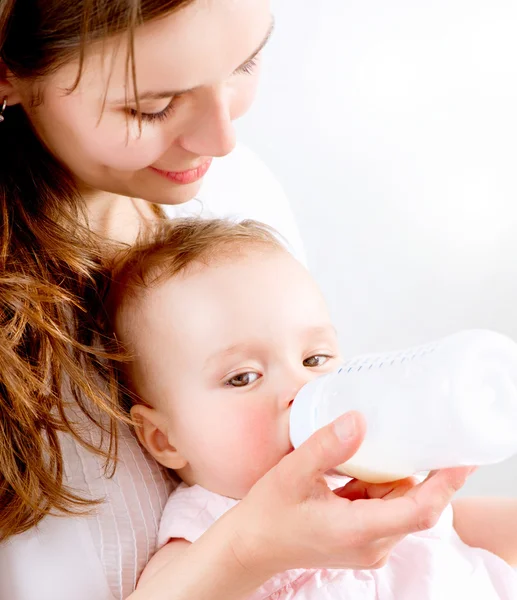 Годувати дитину. Дитина їсть молоко з пляшки — стокове фото