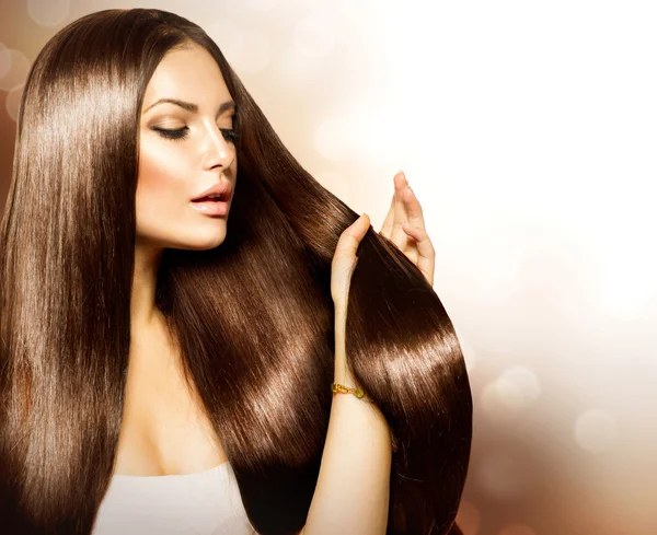 Mulher beleza tocando seu cabelo castanho longo e saudável — Fotografia de Stock